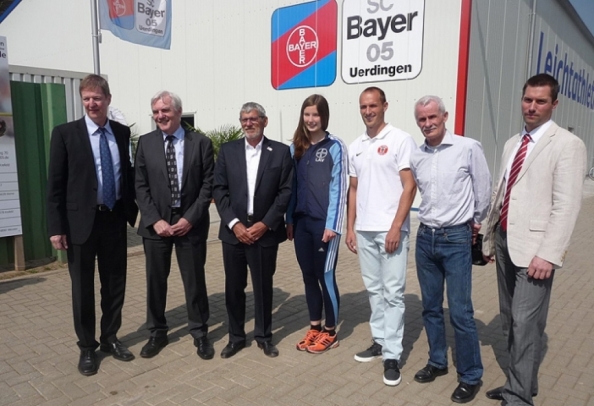 Foto v.l.n.r.: Thomas Visser (Sportdezernent der Stadt Krefeld), Werner Stürmann (Ministerium Sport NRW), Dr. Wilfried Hocks (1. Vorsitzender SC Bayer), T. Sitter, M. Schrader, P. Angenvoorth, Dieter Voigt (Spitzensportmanager LV Nordrhein)