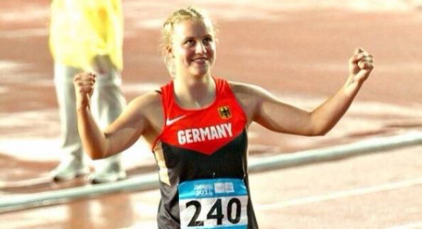 Jubelt über die Silbermedaille im Speerwurf der U 18: Fabienne Schönig 
