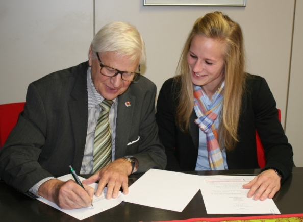 LVN-Präsident Franz Josef Probst und NeoMove-Geschäftsführerin Nicole Hafner bei der Vertragsunterzeichnung